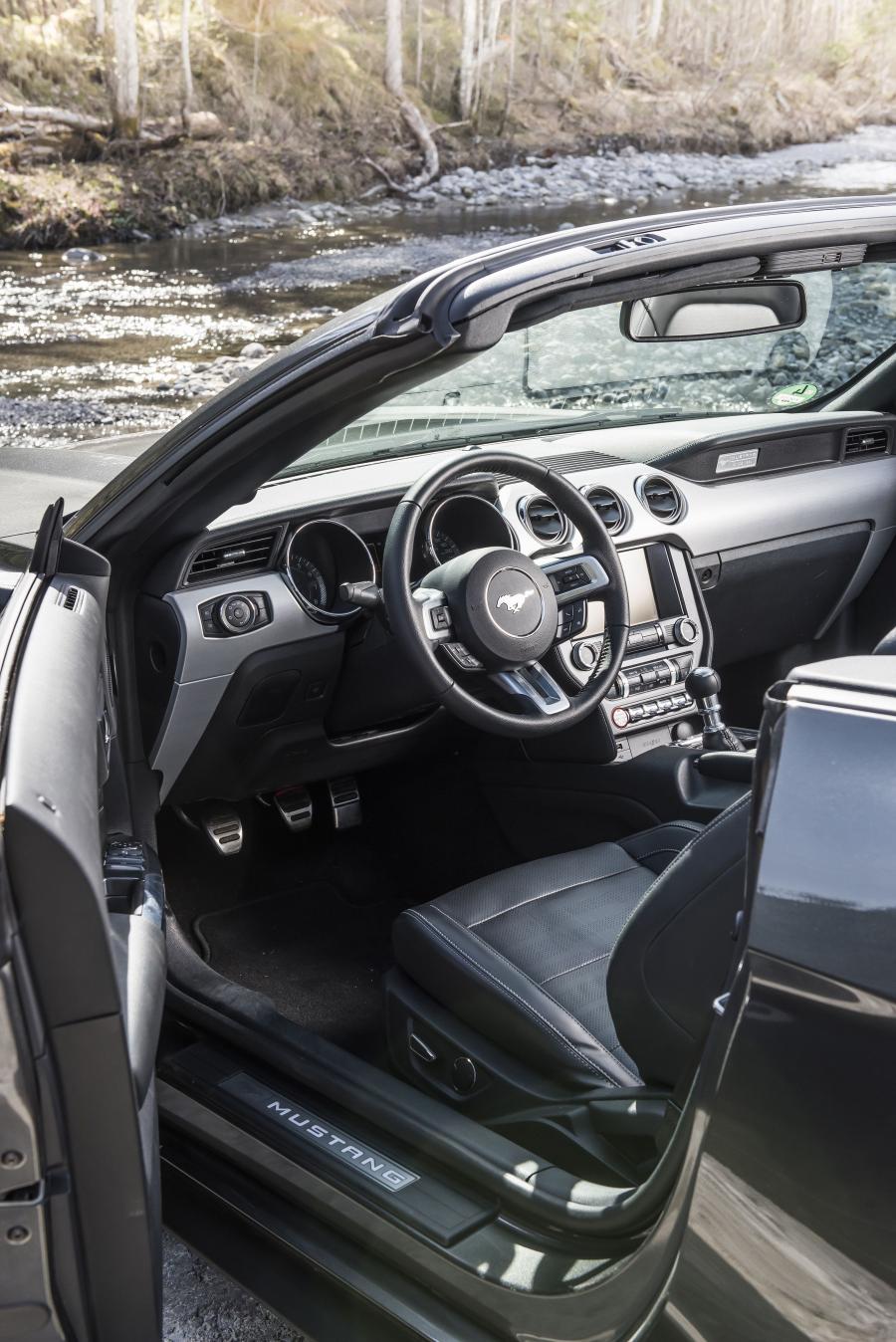  Ford Mustang GT Convertible 2015 года  (EU) (фото 25 из 32)